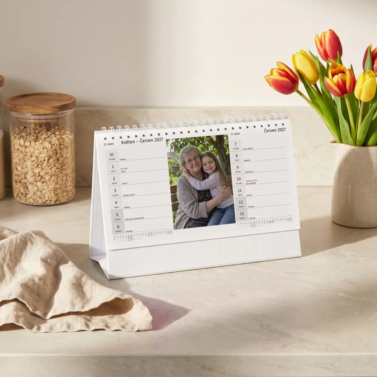 Dvoutýdenní stolní fotokalendář s tulipány, dva týdny kolem fotky babičky s vnučkou